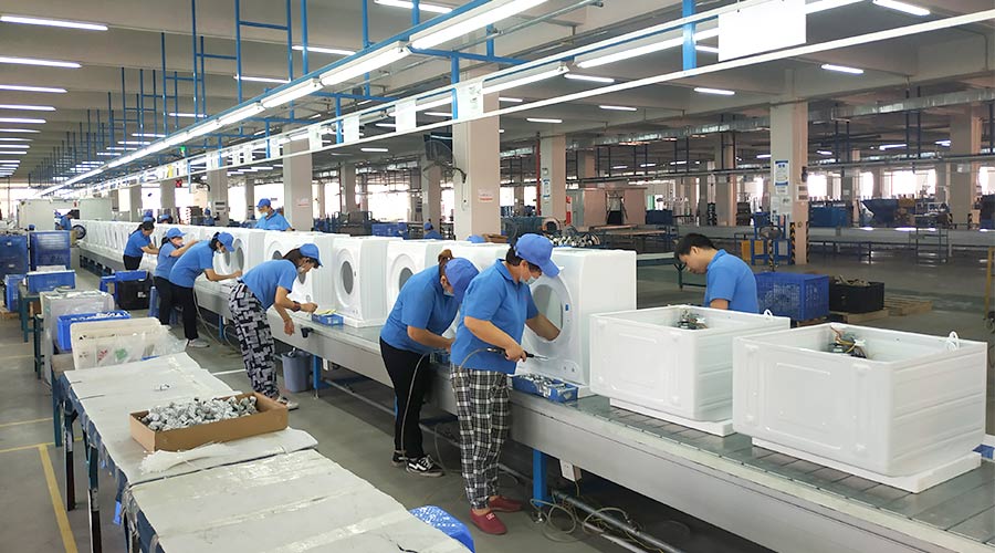高效率！員工們忙碌地開展巴西客戶的衣物烘干機生產(chǎn)工作