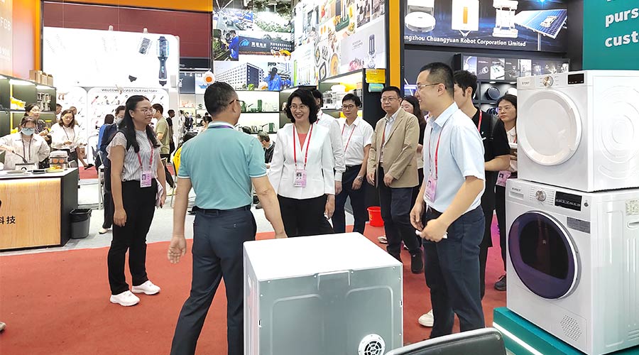 廣交會(huì)迎來(lái)大咖！江門(mén)市市長(zhǎng)親臨金環(huán)電器展位參觀(guān)交流